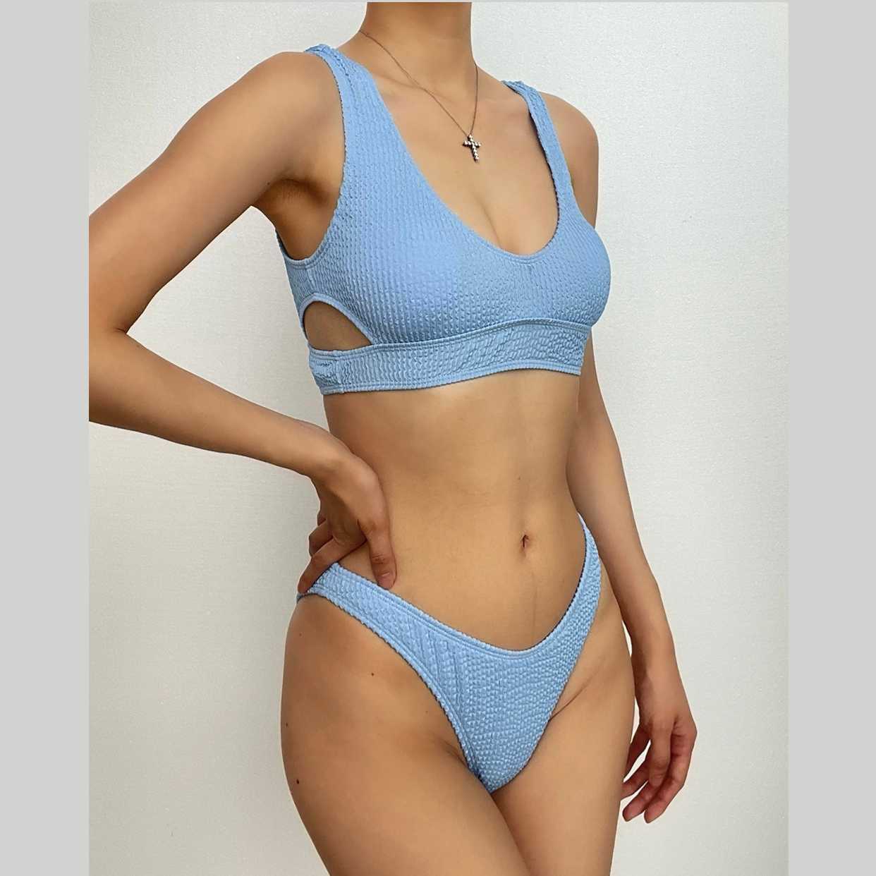 Costume da bagno bikini testurizzato, senza maniche, con scollo a U e scollatura traforata