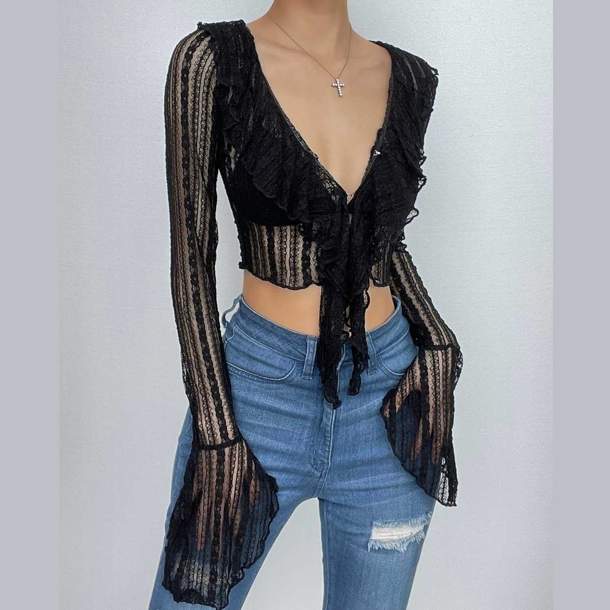 Crop Top mit durchsichtiger Spitze, ausgestellten Ärmeln, V-Ausschnitt, Rüschen und Knöpfen