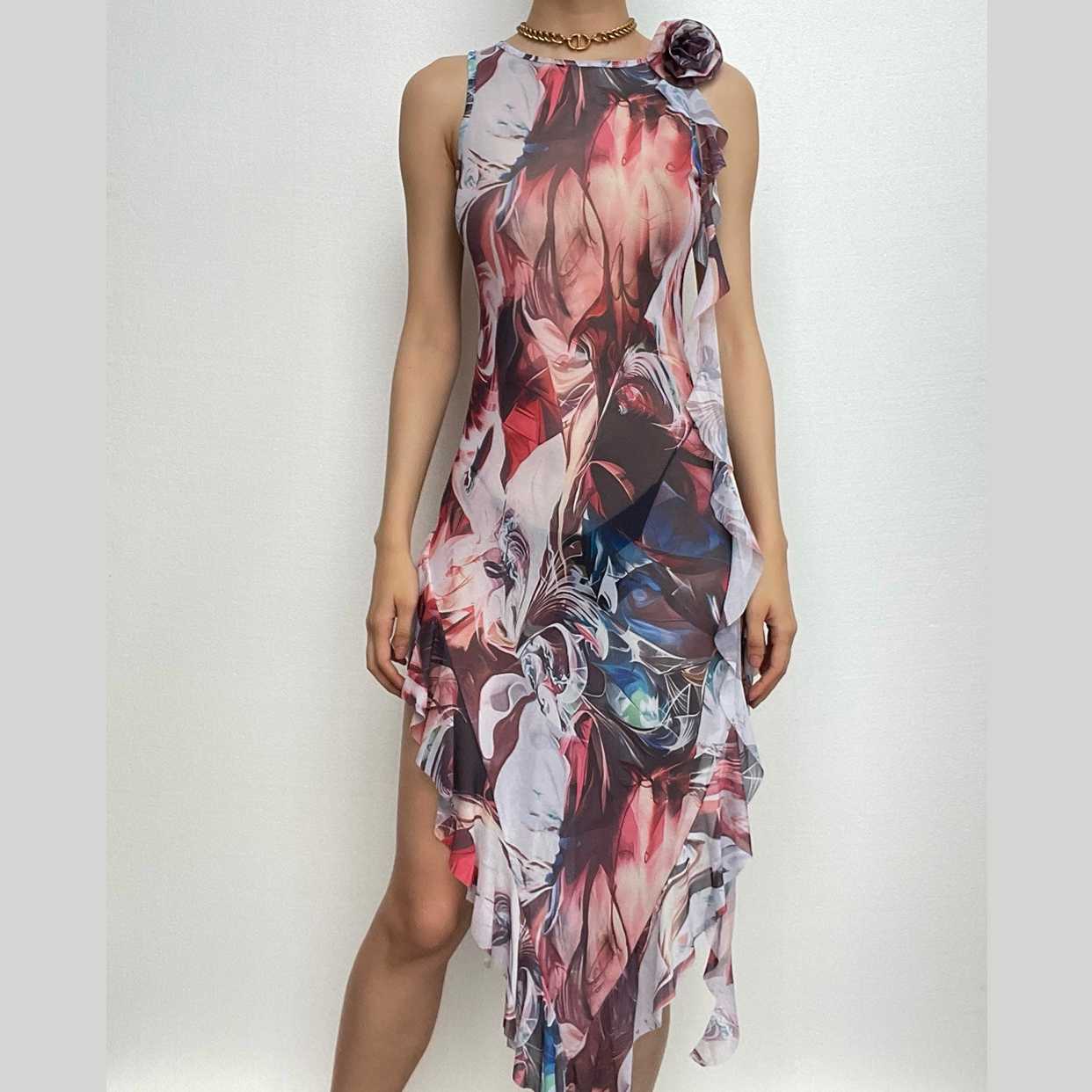 Ärmelloses Maxikleid aus transparentem Netzstoff mit abstraktem Druck und kontrastierenden Rüschen
