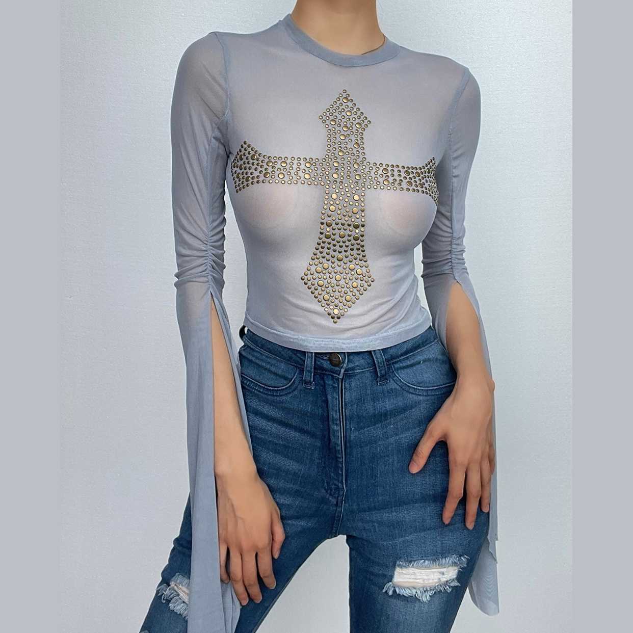 Top in rete trasparente con spacchi arricciati, maniche lunghe e perline