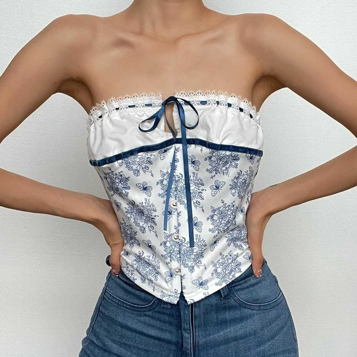 Top a tubino con stampa floreale e bottoni in pizzo senza schienale