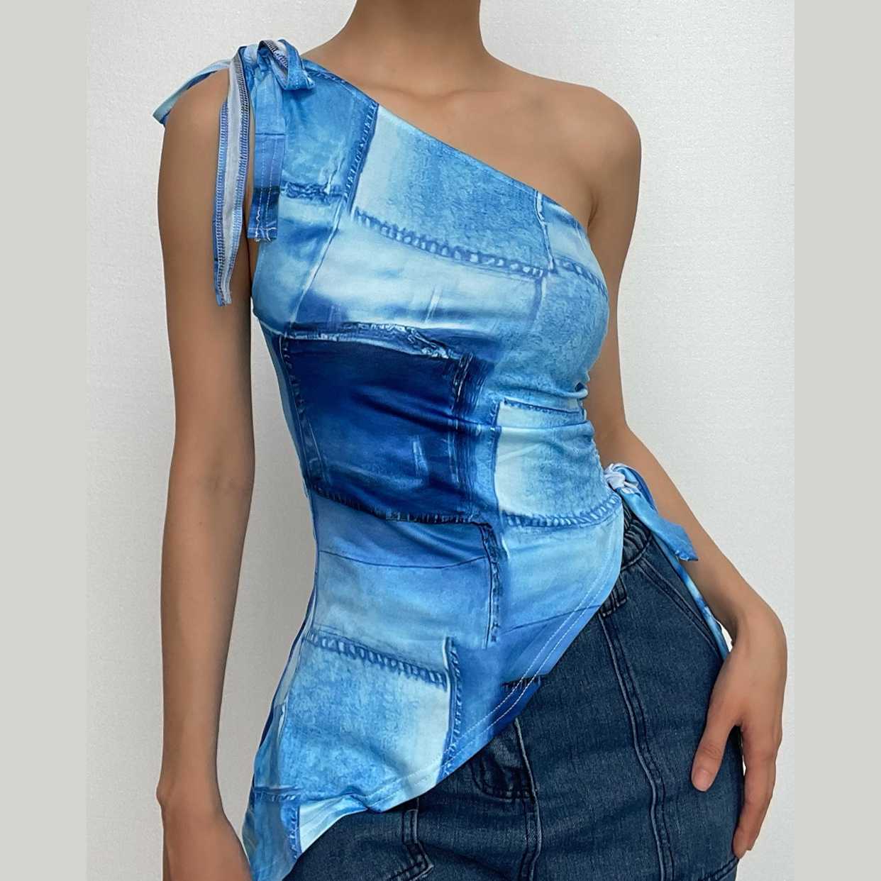 Top in denim con stampa e coulisse irregolare con monospalla