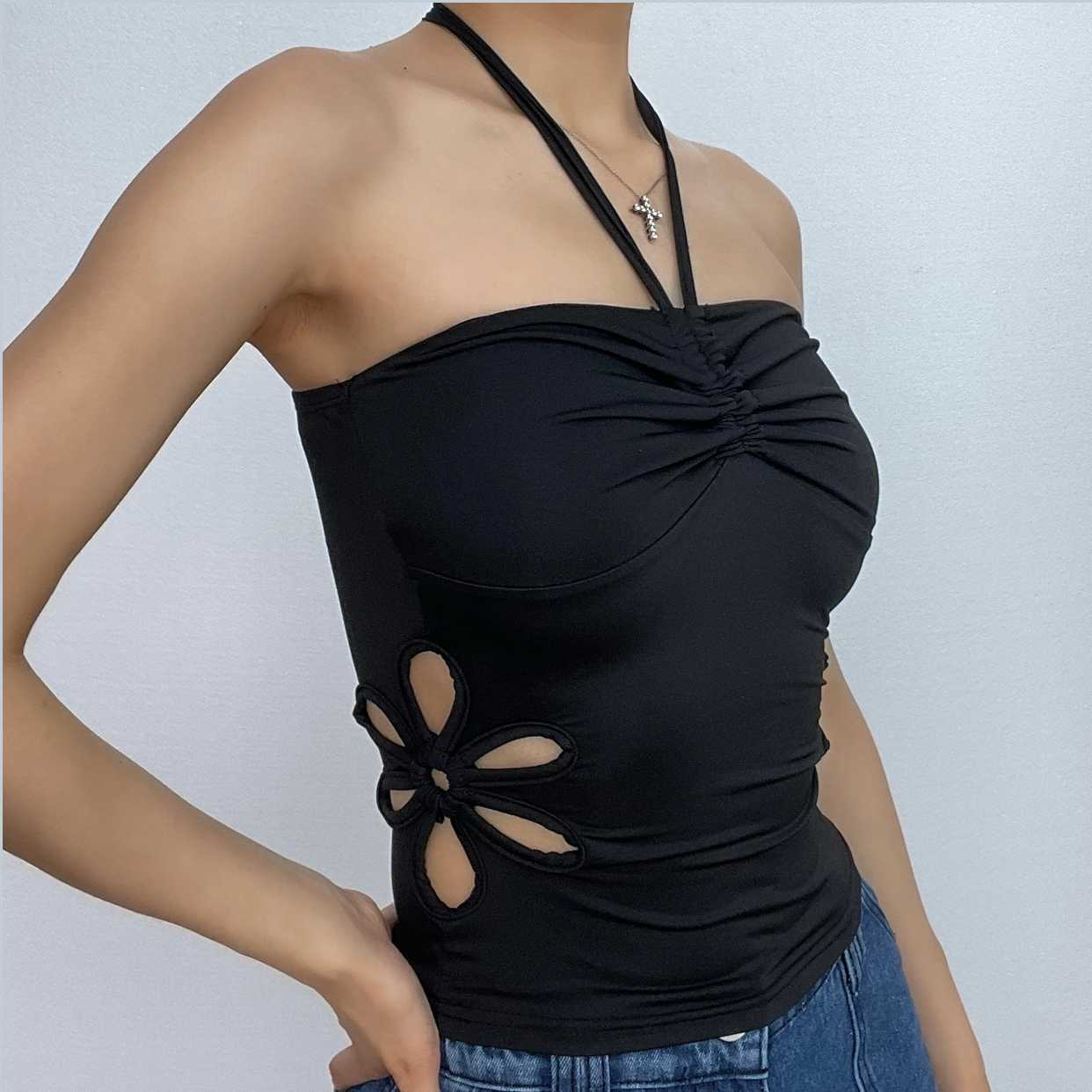 Top con coulisse e lacci auto-annodabili, senza schienale e con scollo all'americana