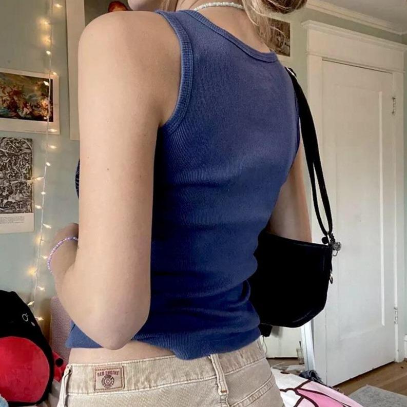 Geripptes Tanktop mit Grafik im Y2K-Stil