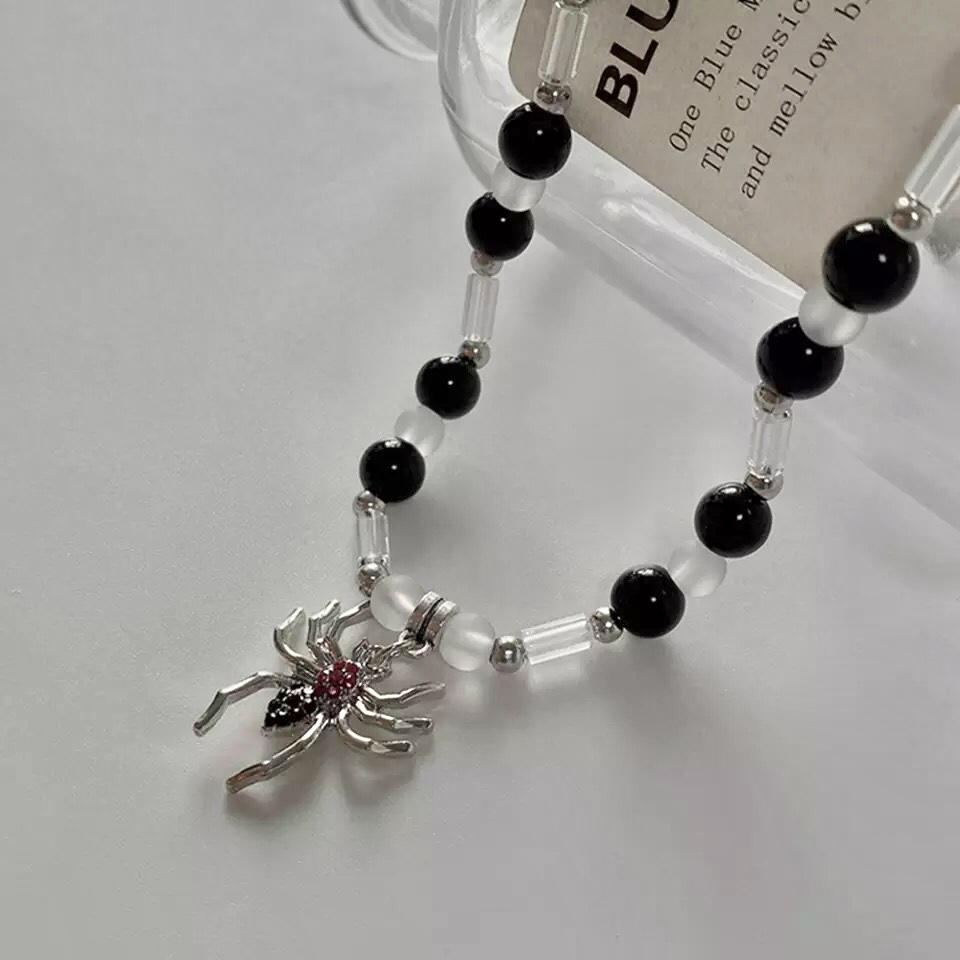 Perlenkette „Schwarze Witwe“