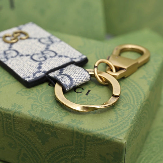 Bel ciondolo portachiavi grigio