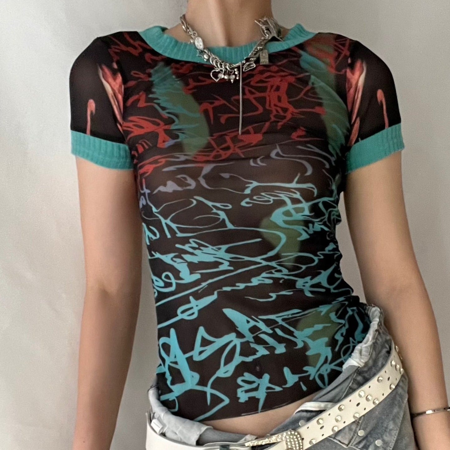 Maglia a maniche corte con stampa a contrasto in rete trasparente