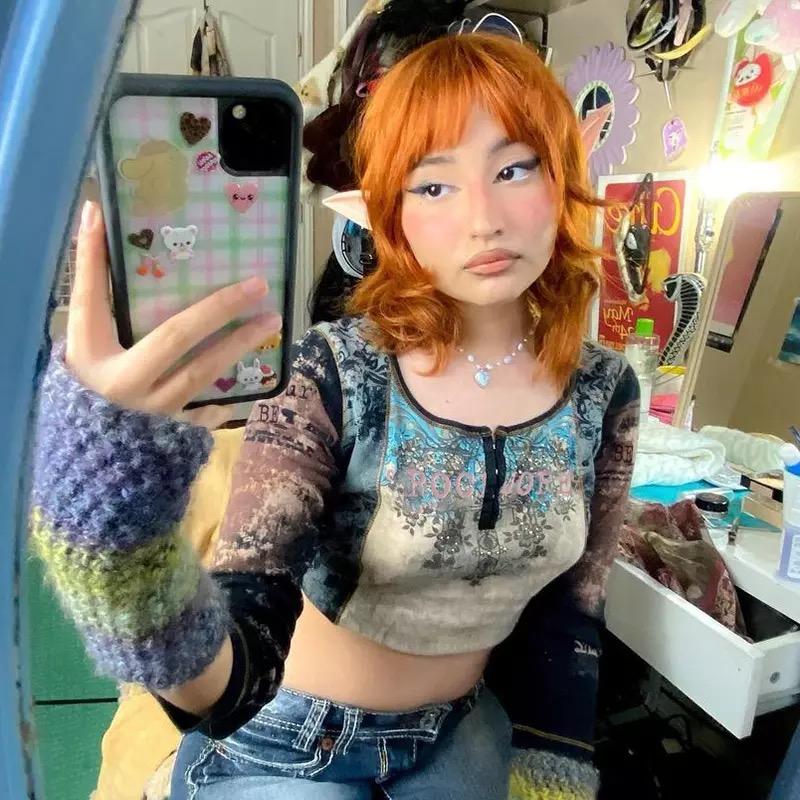 Crop-Top im Y2K-Grunge-Print