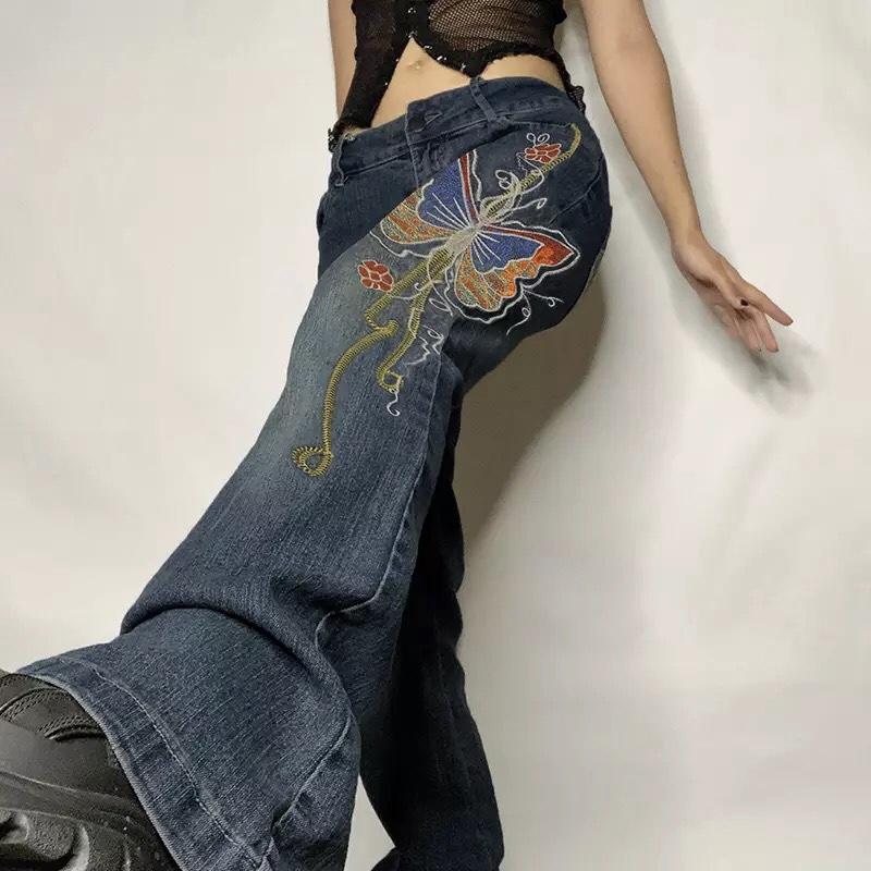 Jeans a vita bassa "Y2K Icon" con ricamo a farfalla vintage