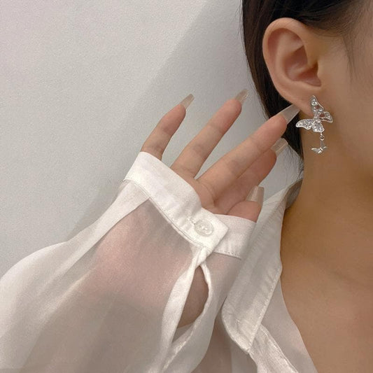 Unregelmäßige Strass-Ohrringe mit Schmetterlingsanhänger