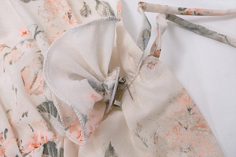 Top corto con schiena scoperta, scollo all'americana, bottoni traforati a contrasto e stampa floreale arricciata
