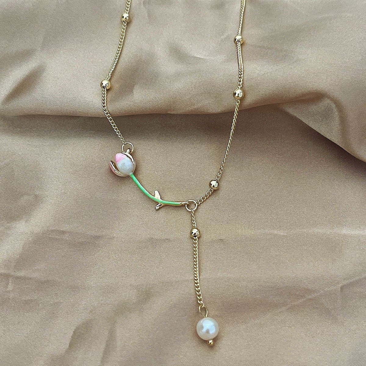 Collana di perle con ciondolo a forma di fiore