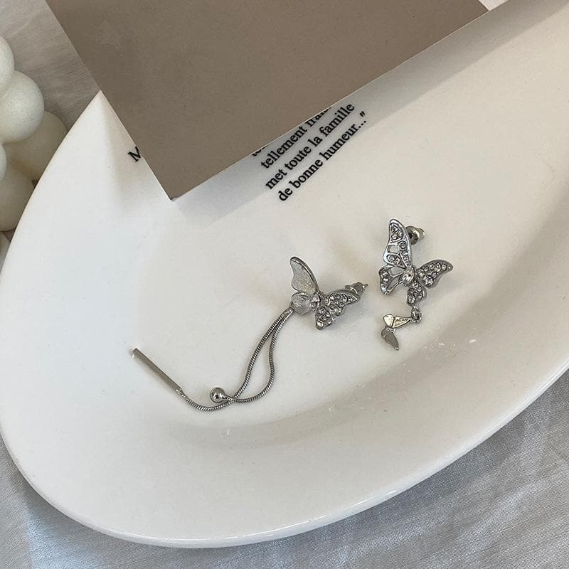 Unregelmäßige Strass-Ohrringe mit Schmetterlingsanhänger