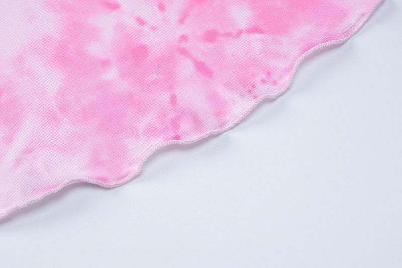 Top corto in tessuto tie-dye con volant, spacco sulla schiena e arricciature a contrasto