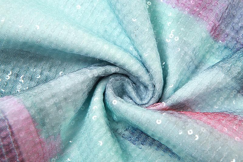 Rückenfreies Minikleid mit Glitzer-Batikmuster und gerüschter Metallkette und Kontrast