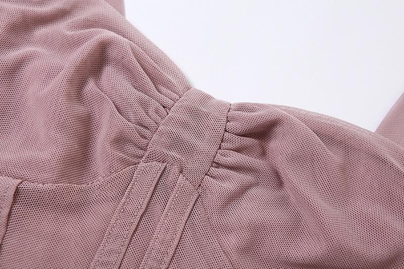 Top corto in rete trasparente con scollo quadrato, corsetto e schiena scoperta con arricciature