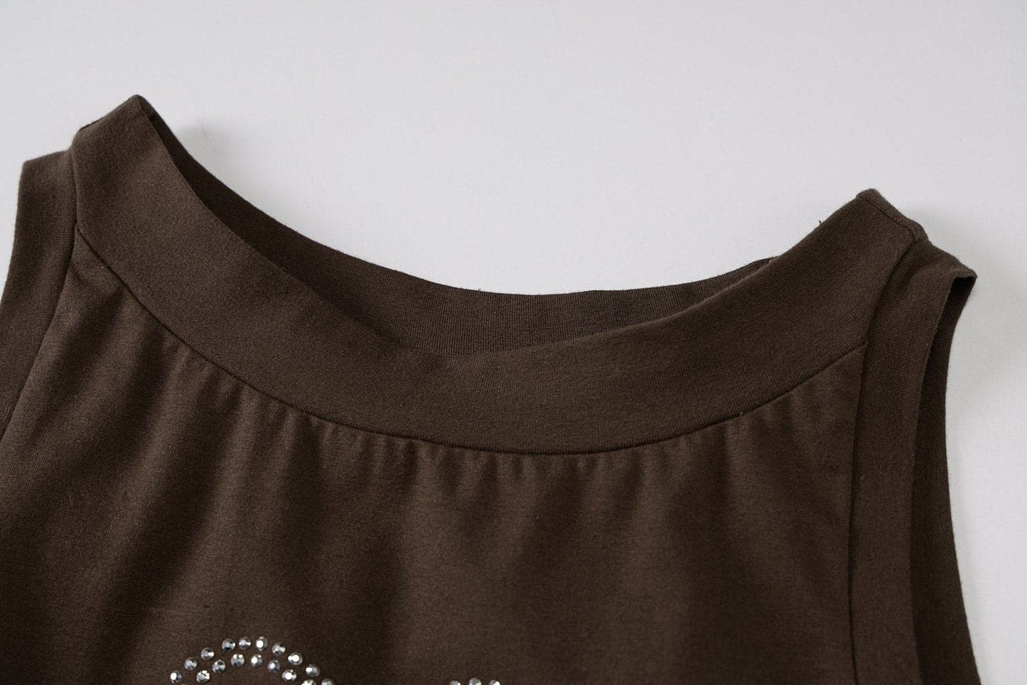 Ärmelloses Crop-Top mit Rundhalsausschnitt und Perlen in Kontrastfarbe