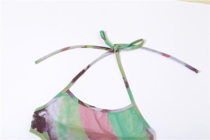 Neckholder-Maxikleid mit selbstbindendem Kontrastdruck und transparentem Netzstoff, rückenfrei und mit Aussparungen