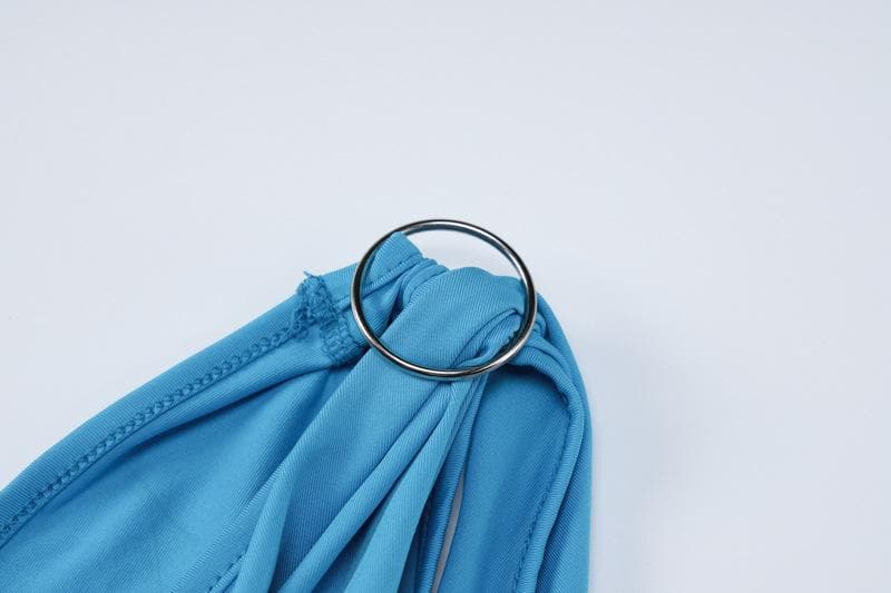 Rückenfreies, ausgehöhltes Maxikleid mit Perlenkette und O-Ring