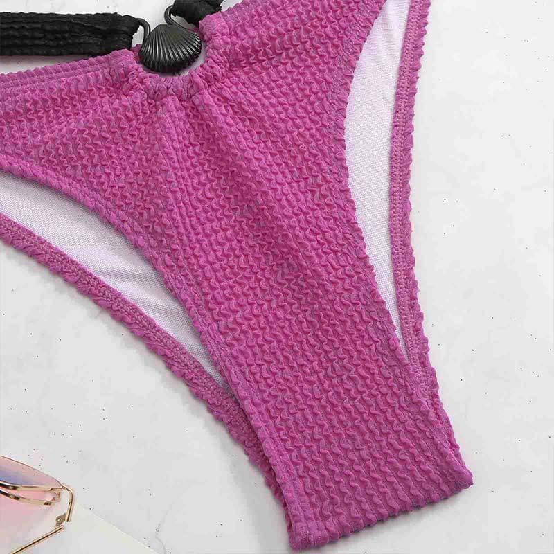 Ausgehöhlter, strukturierter und kontrastierender gepolsterter Einteiler-Badeanzug mit O-Ring