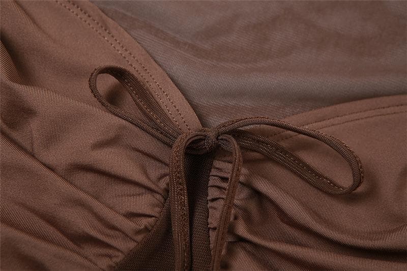 Top corto a maniche corte con scollo a V e arricciatura in rete con scollo all'americana