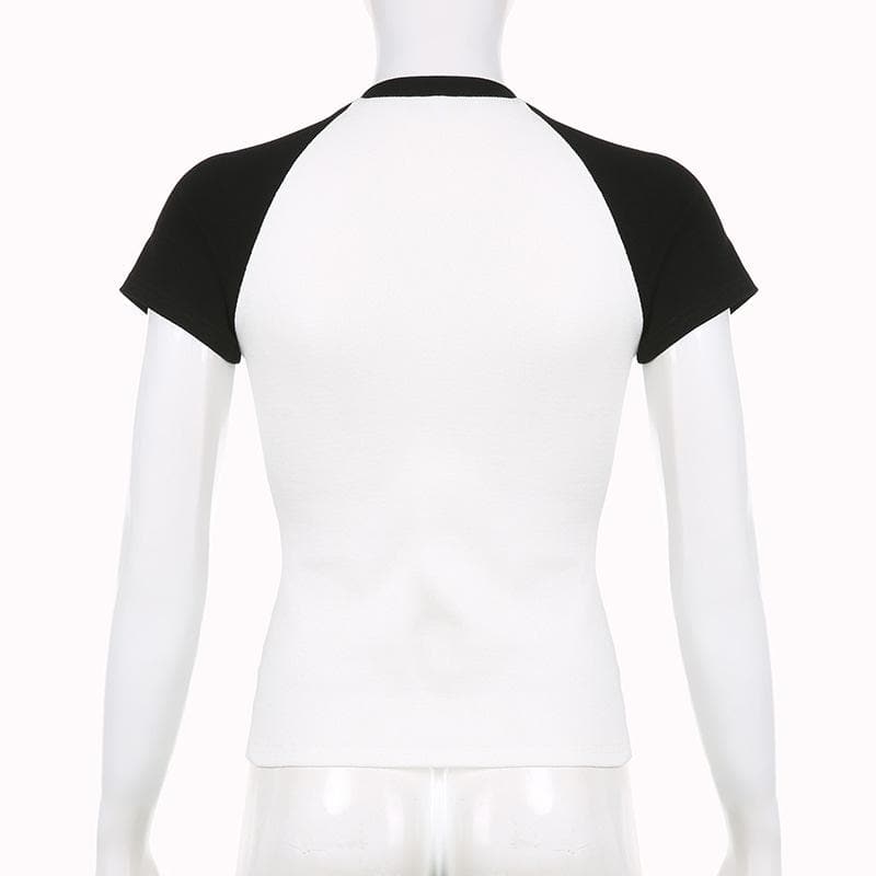 Top girocollo a maniche corte con motivo a lettere patchwork a contrasto