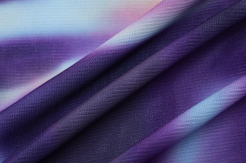 Ärmelloser Bodysuit aus transparentem Netzstoff mit Rundhalsausschnitt und Rüschen und Kontrastdruck