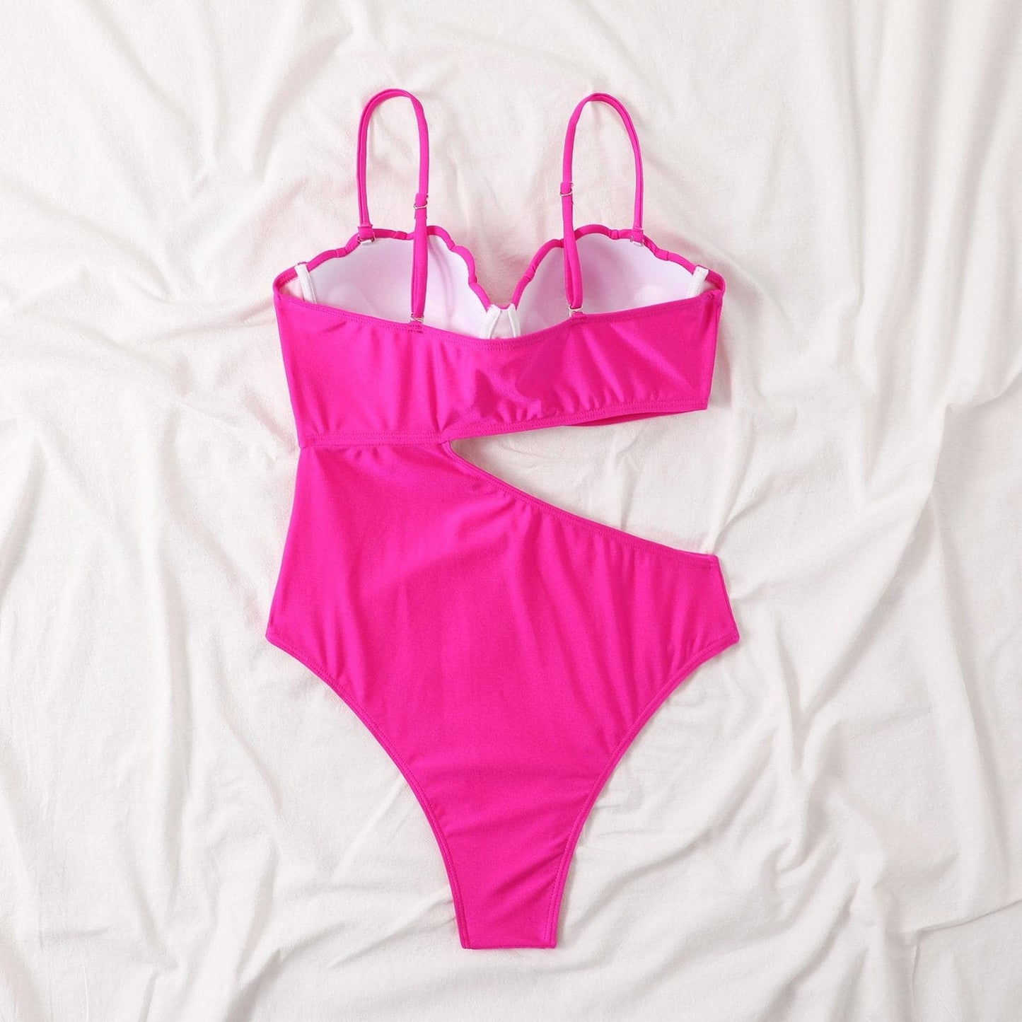 Ausgehöhlter, einfarbig gepolsterter, unregelmäßiger Camisole-Badeanzug