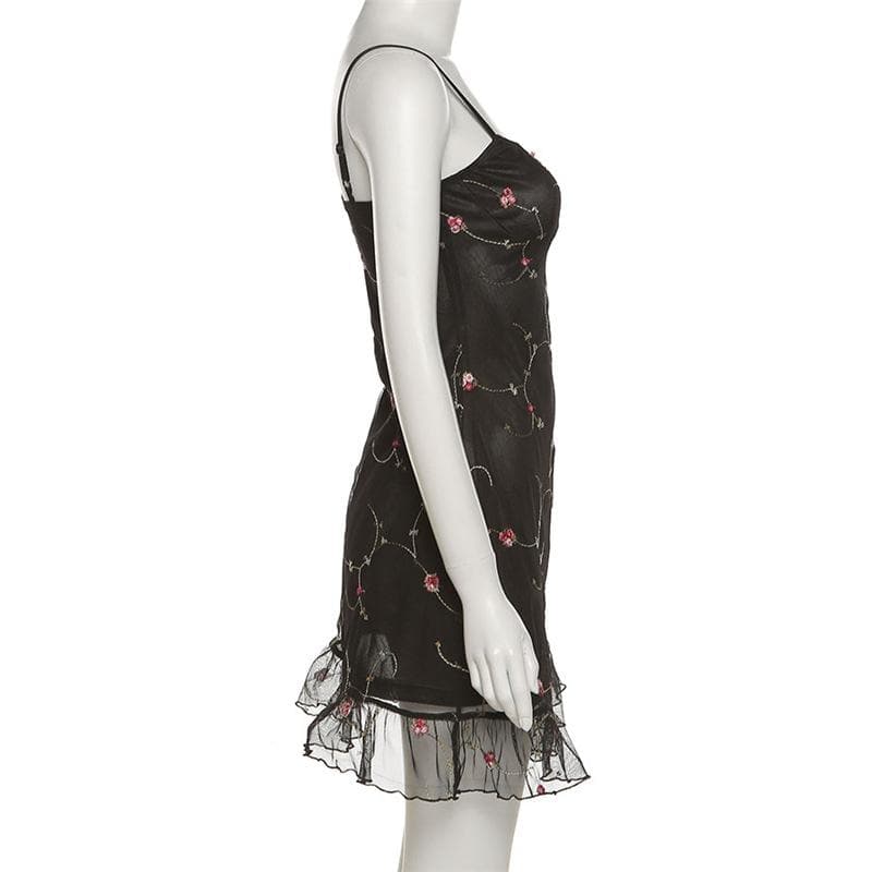Rückenfreies Minikleid mit Rüschen aus Netzstoff, Blumenstickerei und kontrastierendem Camisole