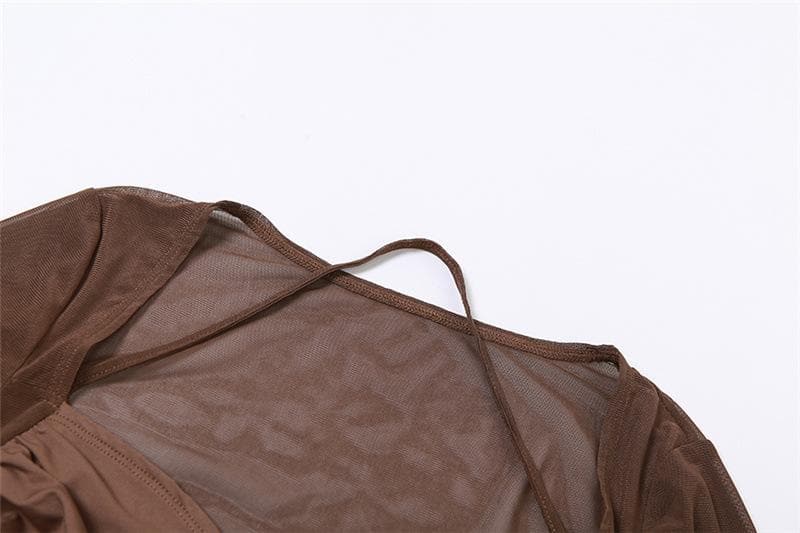Top corto a maniche corte con scollo a V e arricciatura in rete con scollo all'americana
