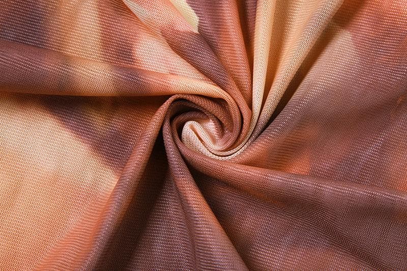 Schulterfreies, langärmliges Midikleid mit abstraktem Print und Kontrast