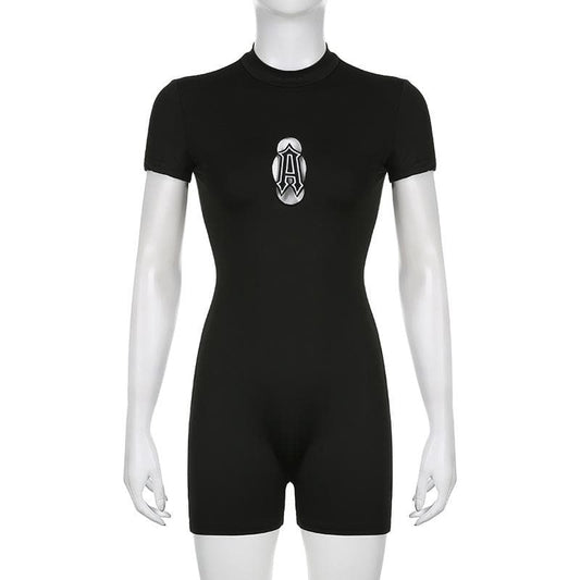 Ausgehöhlter, hochgeschlossener, kurzärmliger Strampler mit „A“-Stickerei und Reißverschluss