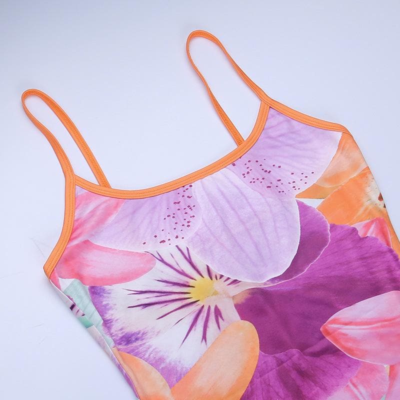 Rückenfreies Maxikleid mit Camisole-Ausschnitt und Blumenmuster in Kontrastfarbe