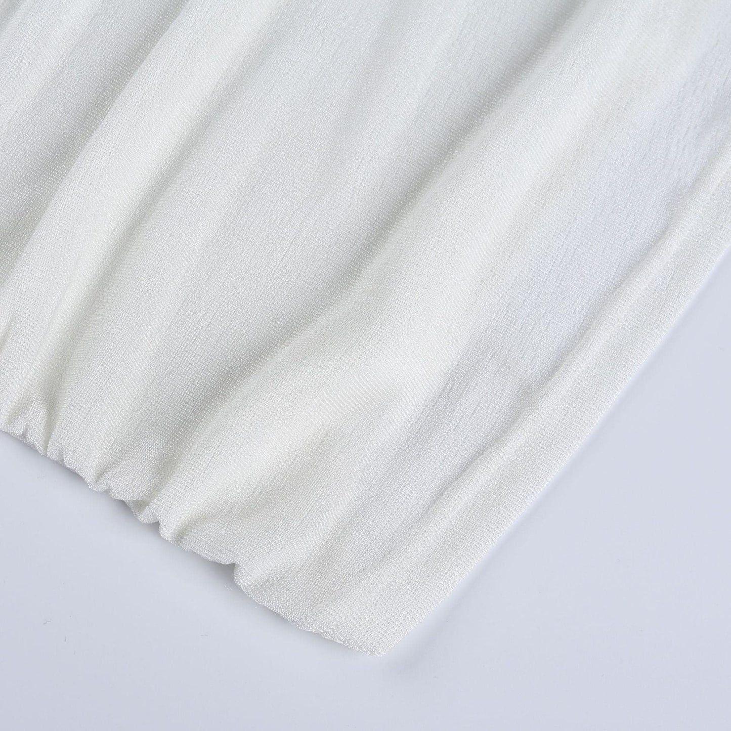 Top senza maniche con scollo a dolcevita e applicazione floreale in tessuto arricciato