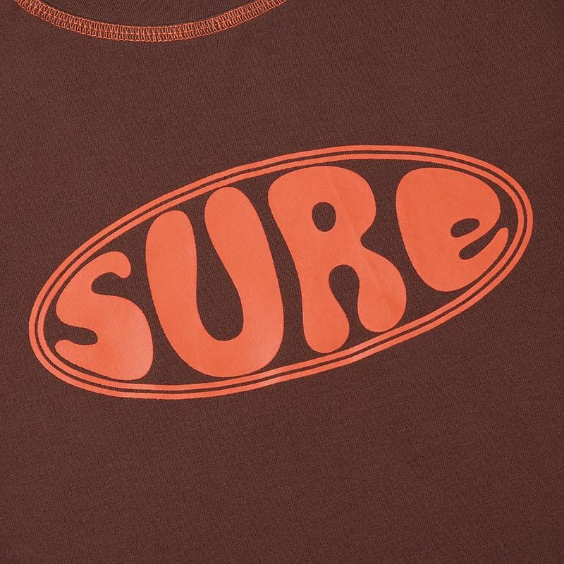 Top corto con scollo a giro e maniche corte a contrasto con motivo "sure"