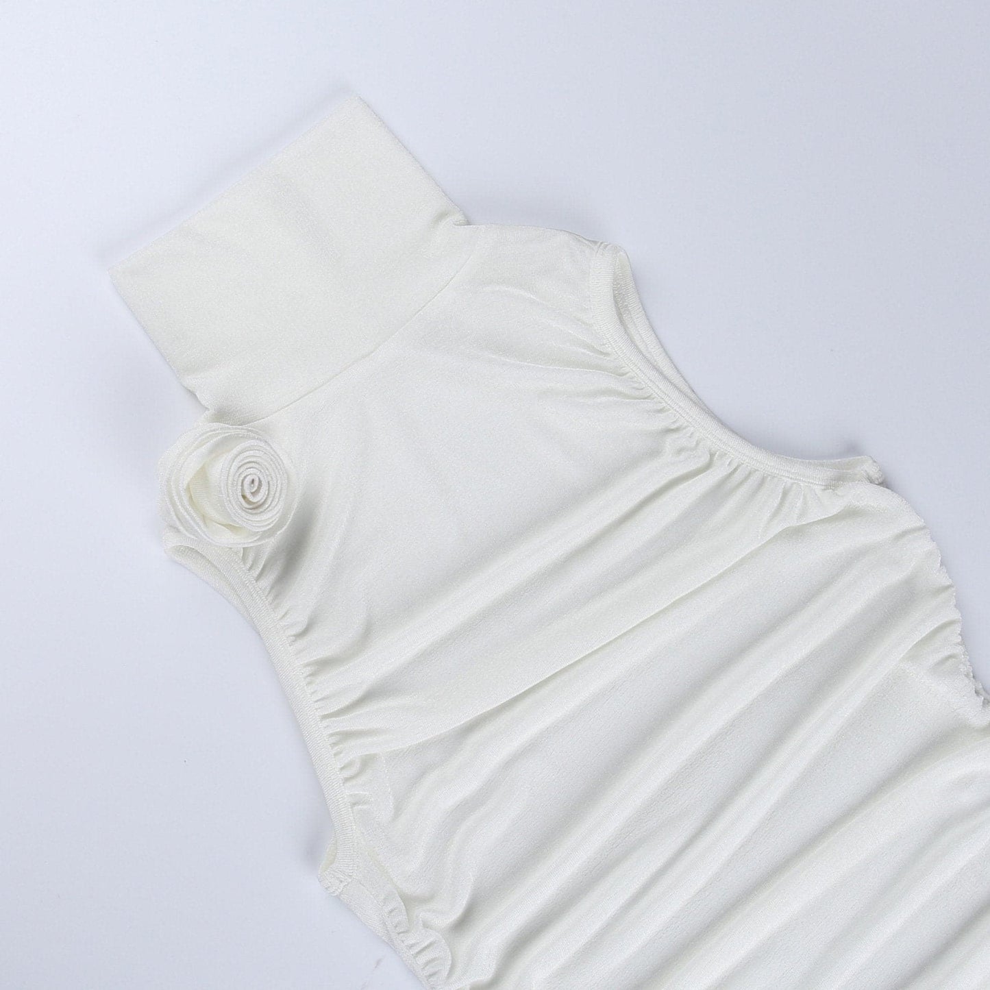 Top senza maniche con scollo a dolcevita e applicazione floreale in tessuto arricciato