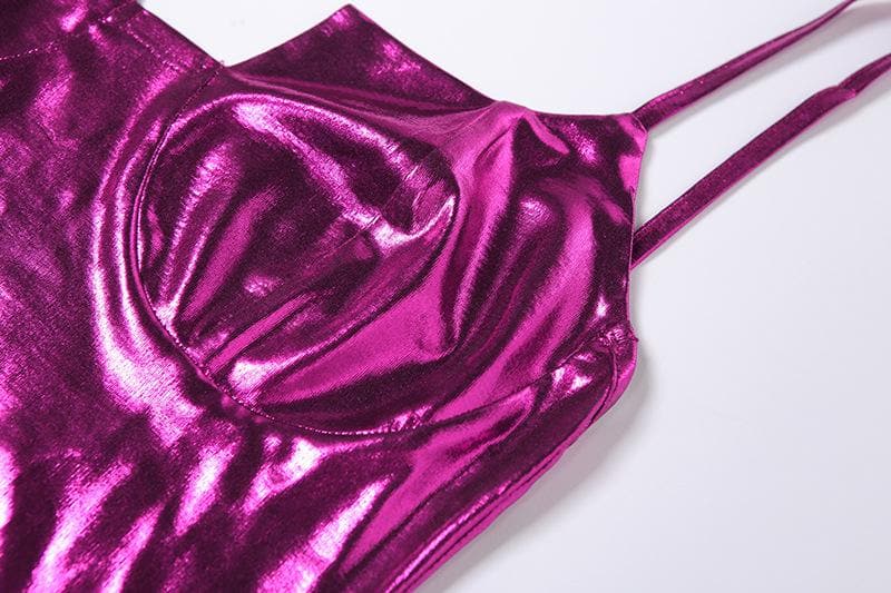 Rückenfreies Camisole-Midikleid mit metallischem Einschnitt am Ausschnitt und Schlitz