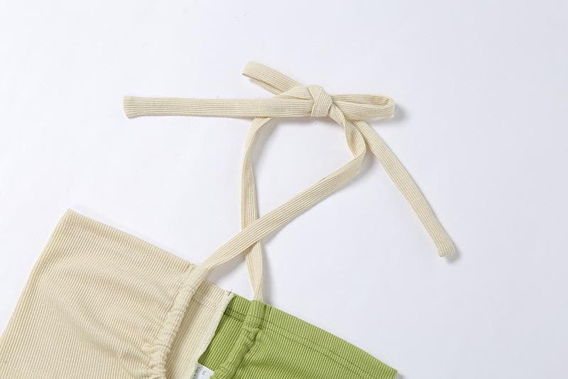 Top corto senza schienale con coulisse e collo all'americana a contrasto a coste