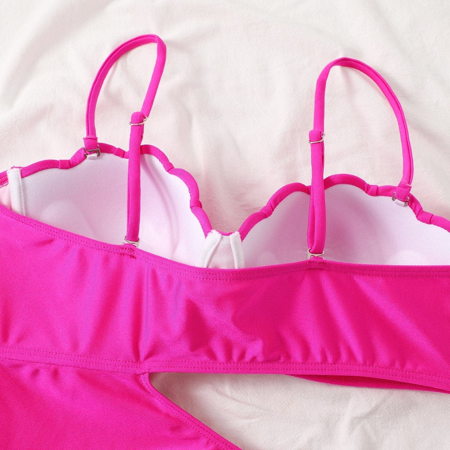 Ausgehöhlter, einfarbig gepolsterter, unregelmäßiger Camisole-Badeanzug
