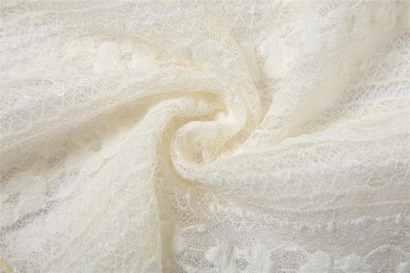 Top corto in pizzo trasparente con maniche svasate, scollo a V, volant e bottoni tinta unita