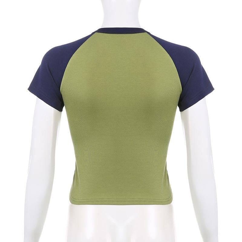 Top corto con scollo a giro a maniche corte e contrasto patchwork, motivo "moody"