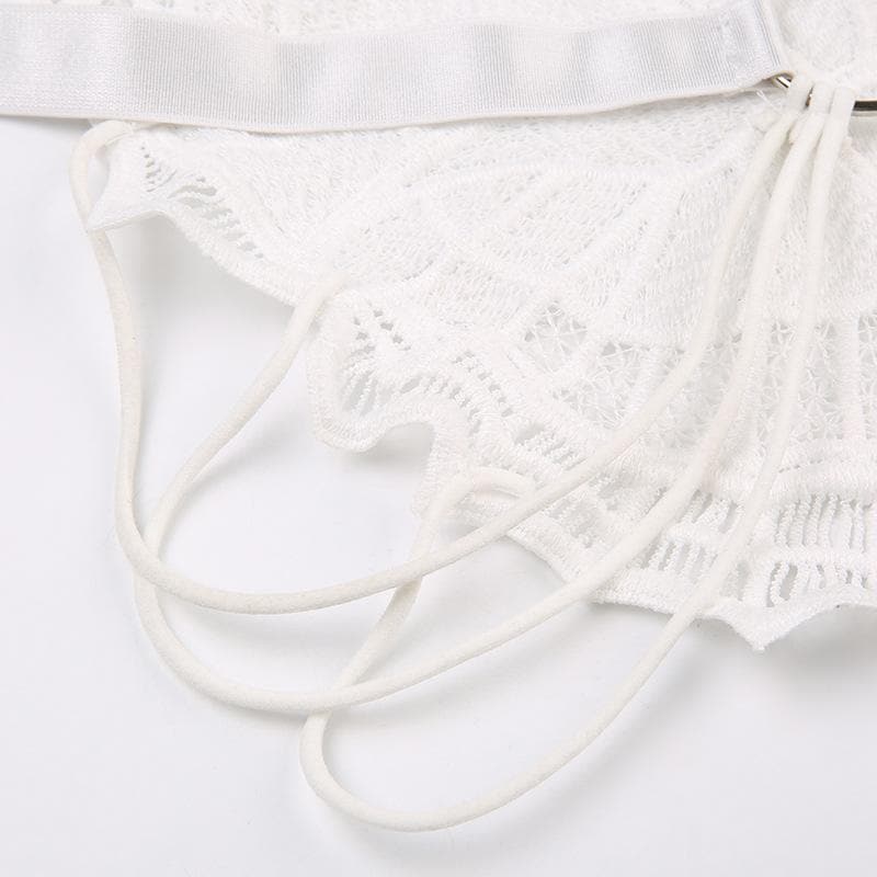 Rückenfreies Crop-Top mit ausgehöhltem O-Ring und Schmetterlingsstickerei