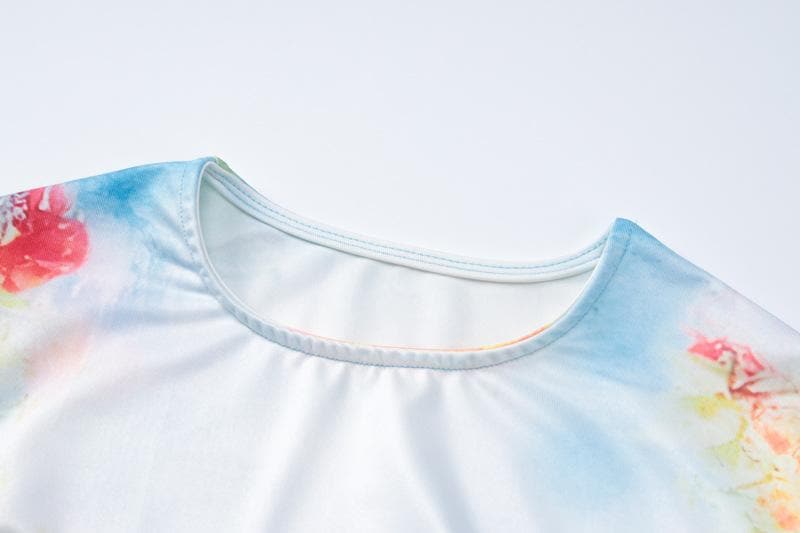 Top a maniche lunghe con stampa floreale a contrasto e scollo rotondo