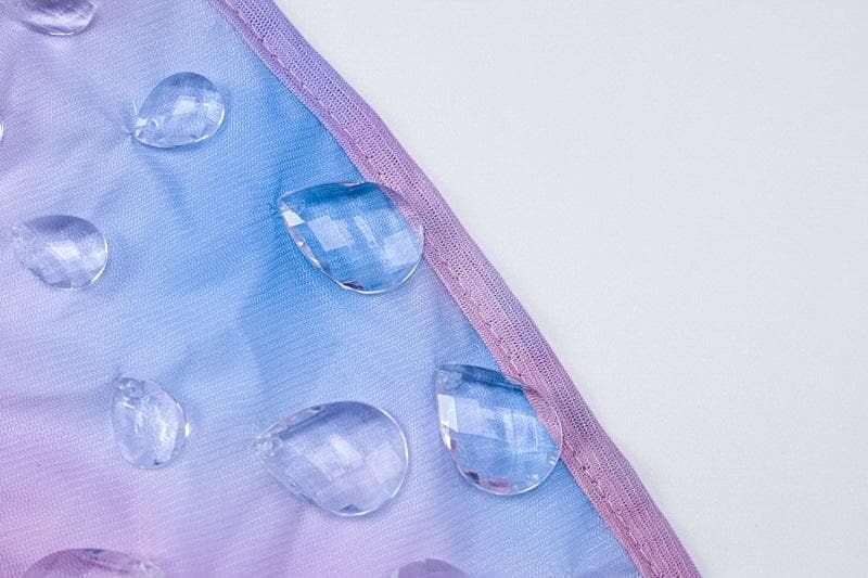 Rückenfreies Neckholder-Crop-Top zum Selbstbinden mit transparentem Netzstoff und Batikmuster und Steinanhänger