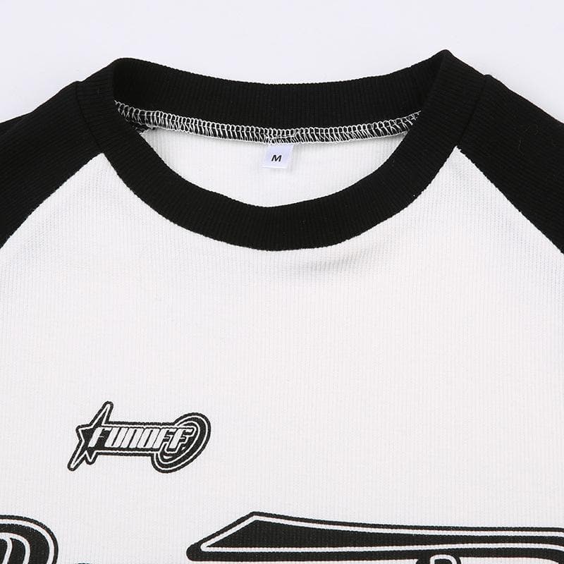 Top girocollo a maniche corte con motivo a lettere patchwork a contrasto