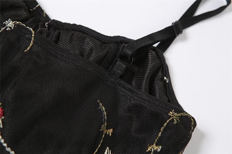 Rückenfreies Minikleid mit Rüschen aus Netzstoff, Blumenstickerei und kontrastierendem Camisole