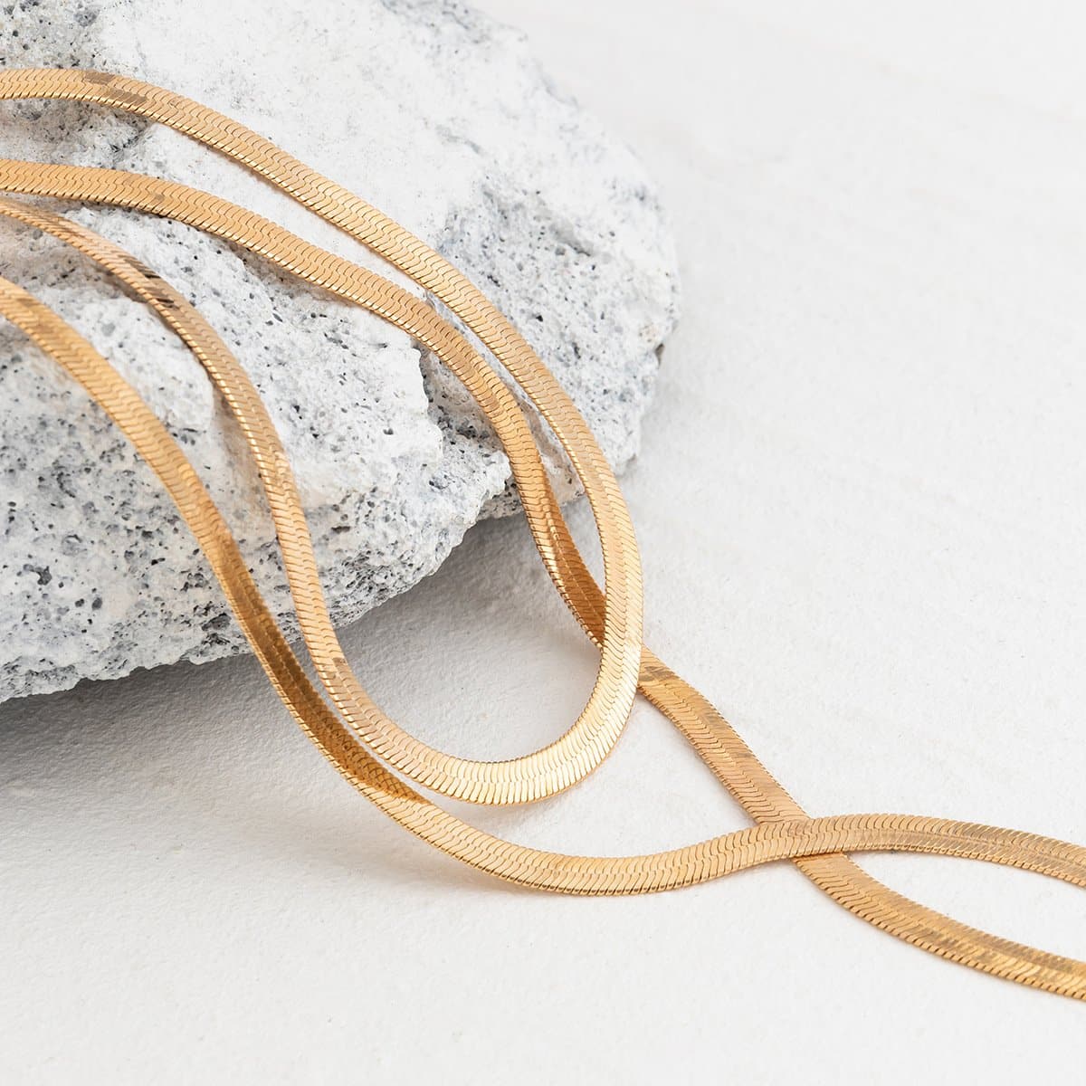 Mehrreihige Choker-Halskette mit Schlangen-Kreuz