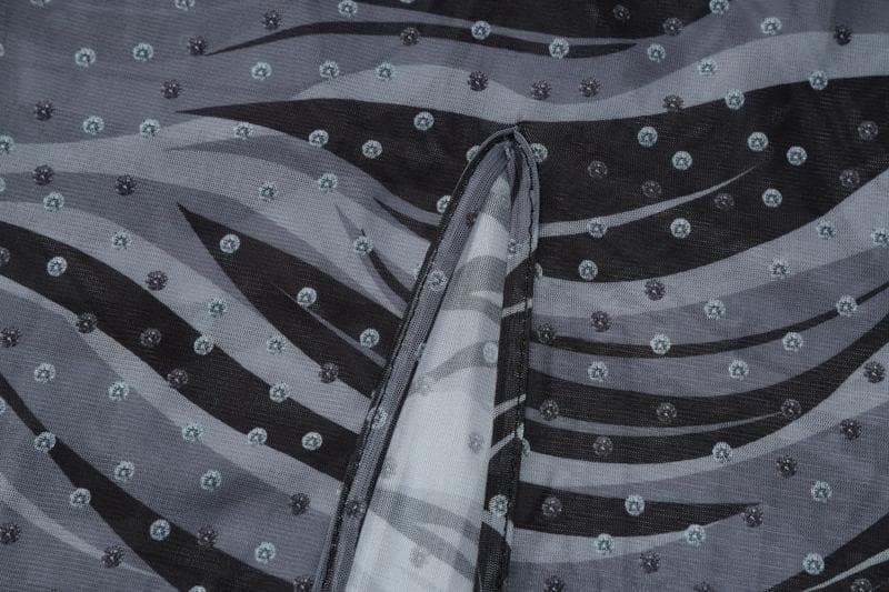 Transparentes Maxikleid aus transparentem Netzstoff mit langen Ärmeln, Schlitz und gewelltem Kontrast