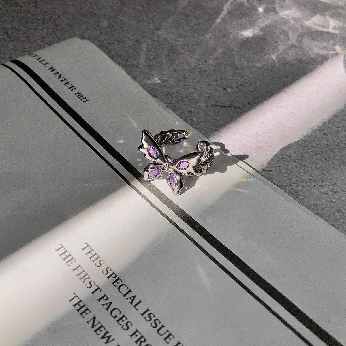 Offener Kettenring mit Schmetterlingsanhänger