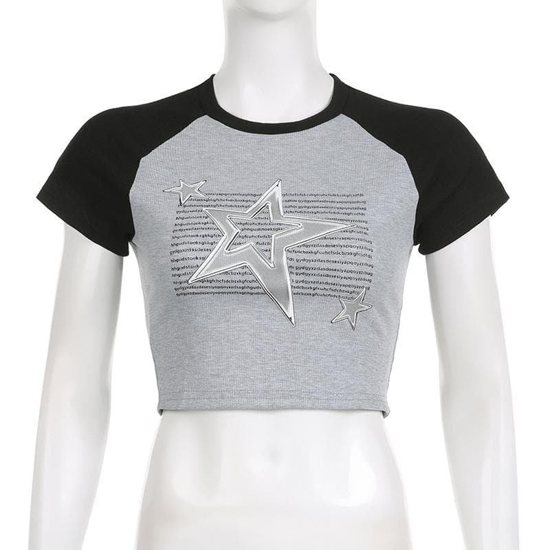 Top corto a maniche corte con motivo a stelle patchwork a coste e contrasto